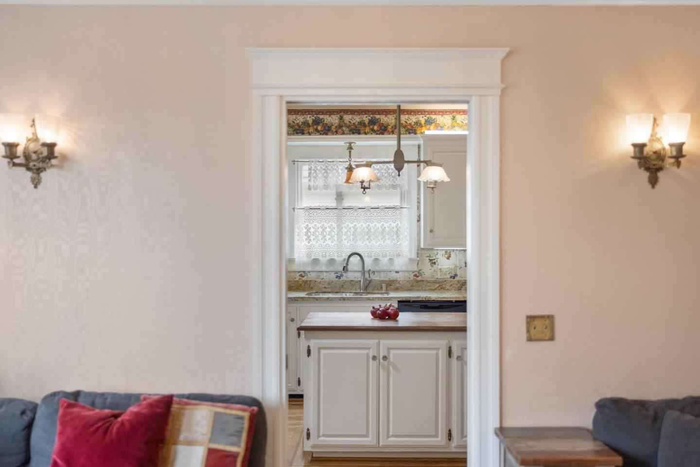 Detail Gallery Image 14 of 40 For 132 Forest Ave, Pacific Grove,  CA 93950 - 3 Beds | 2/1 Baths
