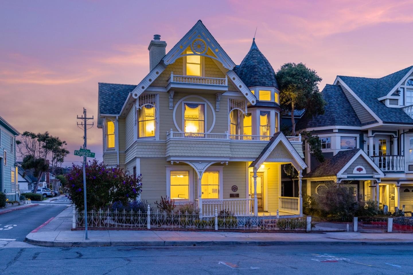 Detail Gallery Image 3 of 40 For 132 Forest Ave, Pacific Grove,  CA 93950 - 3 Beds | 2/1 Baths