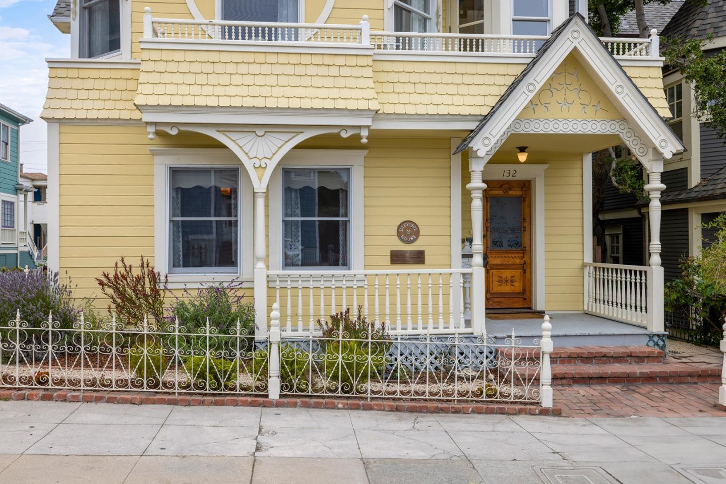 Detail Gallery Image 4 of 40 For 132 Forest Ave, Pacific Grove,  CA 93950 - 3 Beds | 2/1 Baths