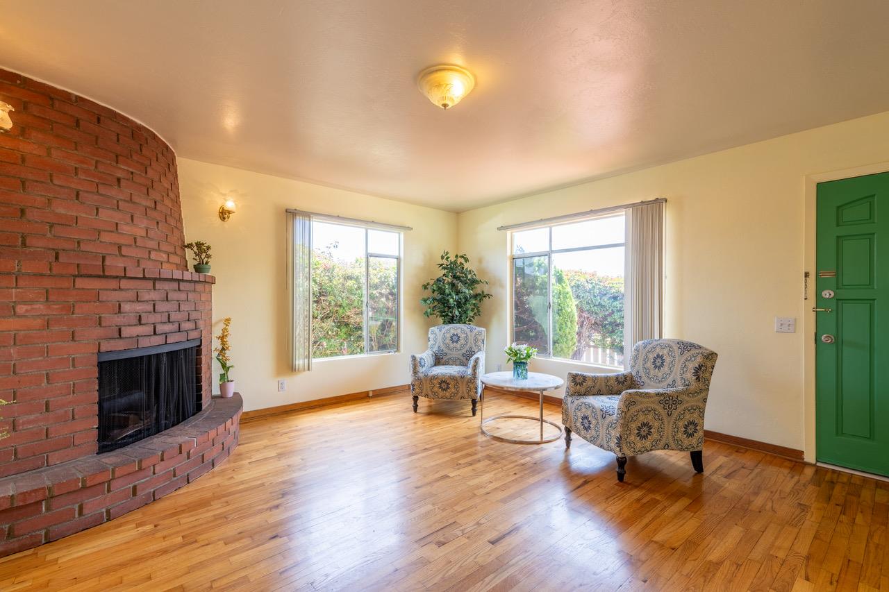 Detail Gallery Image 2 of 20 For 1700 Luxton St, Seaside,  CA 93955 - 2 Beds | 1 Baths