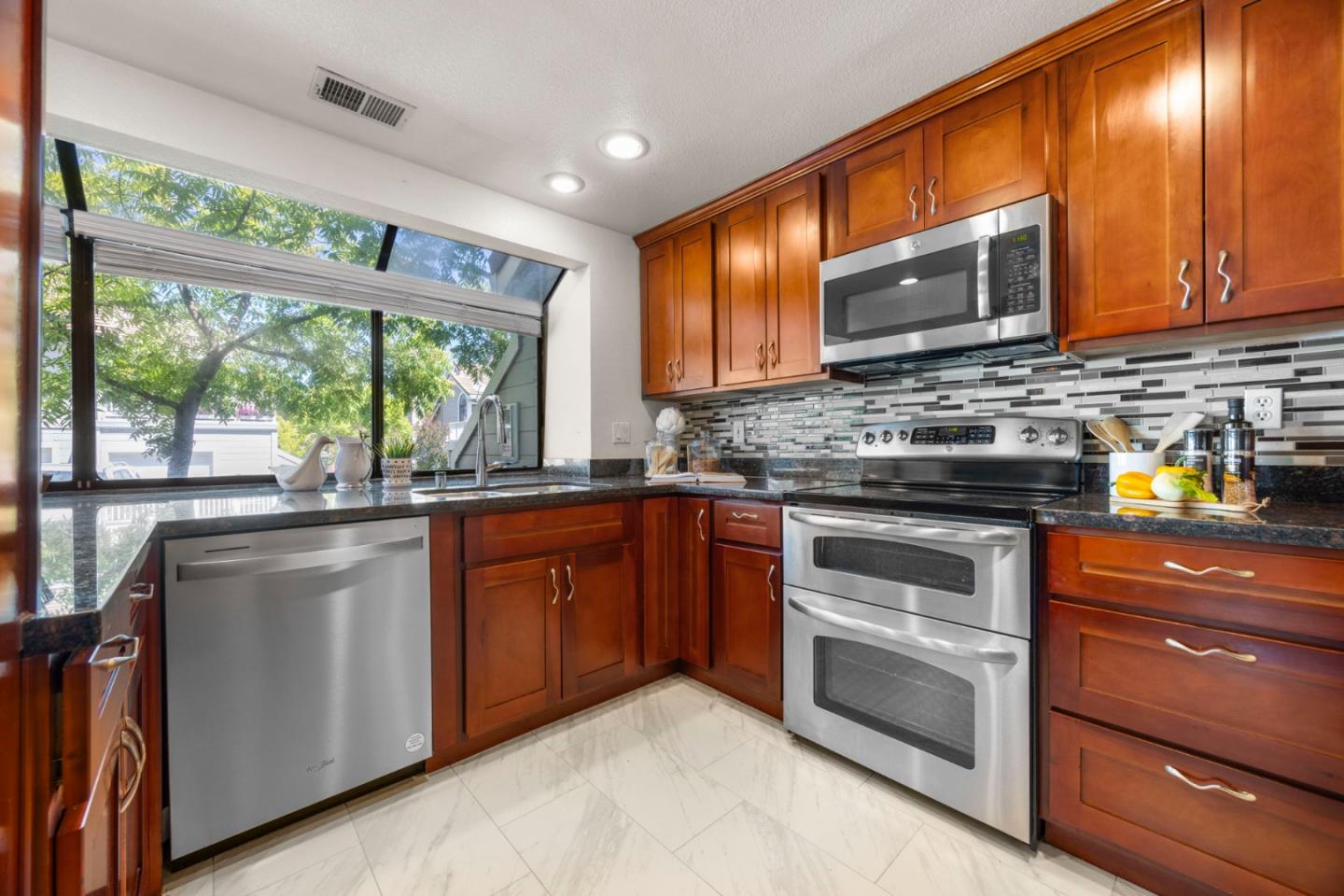 Detail Gallery Image 10 of 40 For 2784 Buena Point Ct, San Jose,  CA 95121 - 3 Beds | 2 Baths