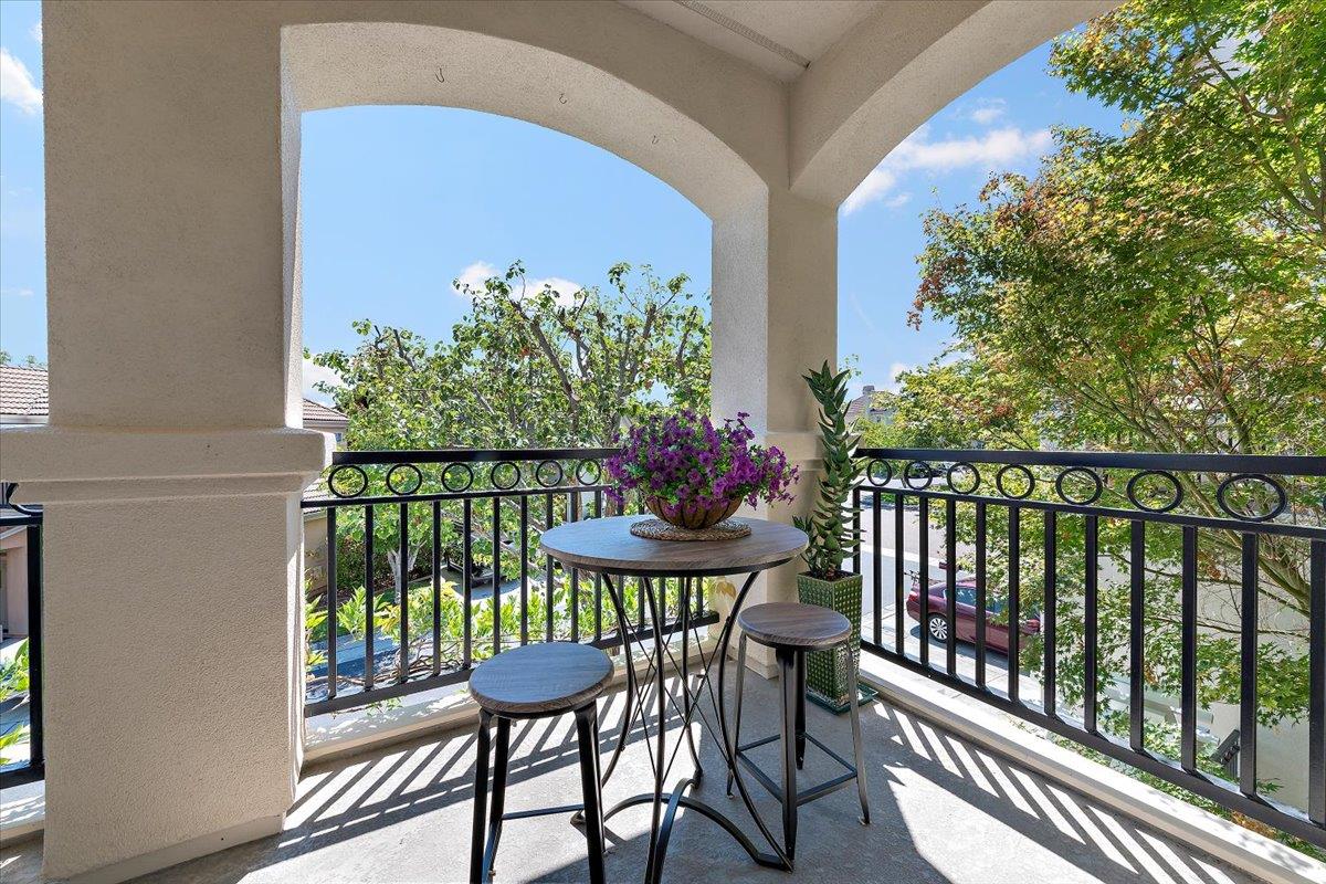 Detail Gallery Image 12 of 47 For 14 Arroyo View Cir, Belmont,  CA 94002 - 3 Beds | 2/1 Baths