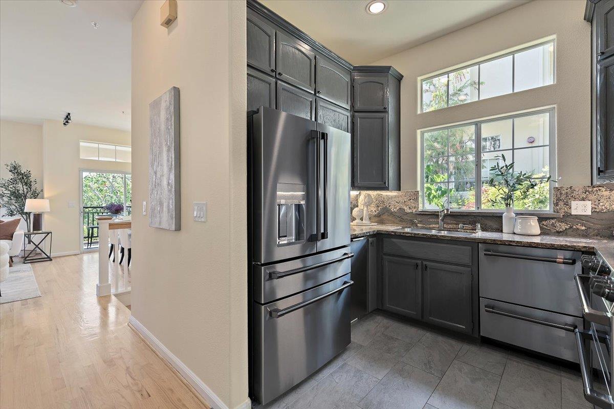 Detail Gallery Image 14 of 47 For 14 Arroyo View Cir, Belmont,  CA 94002 - 3 Beds | 2/1 Baths