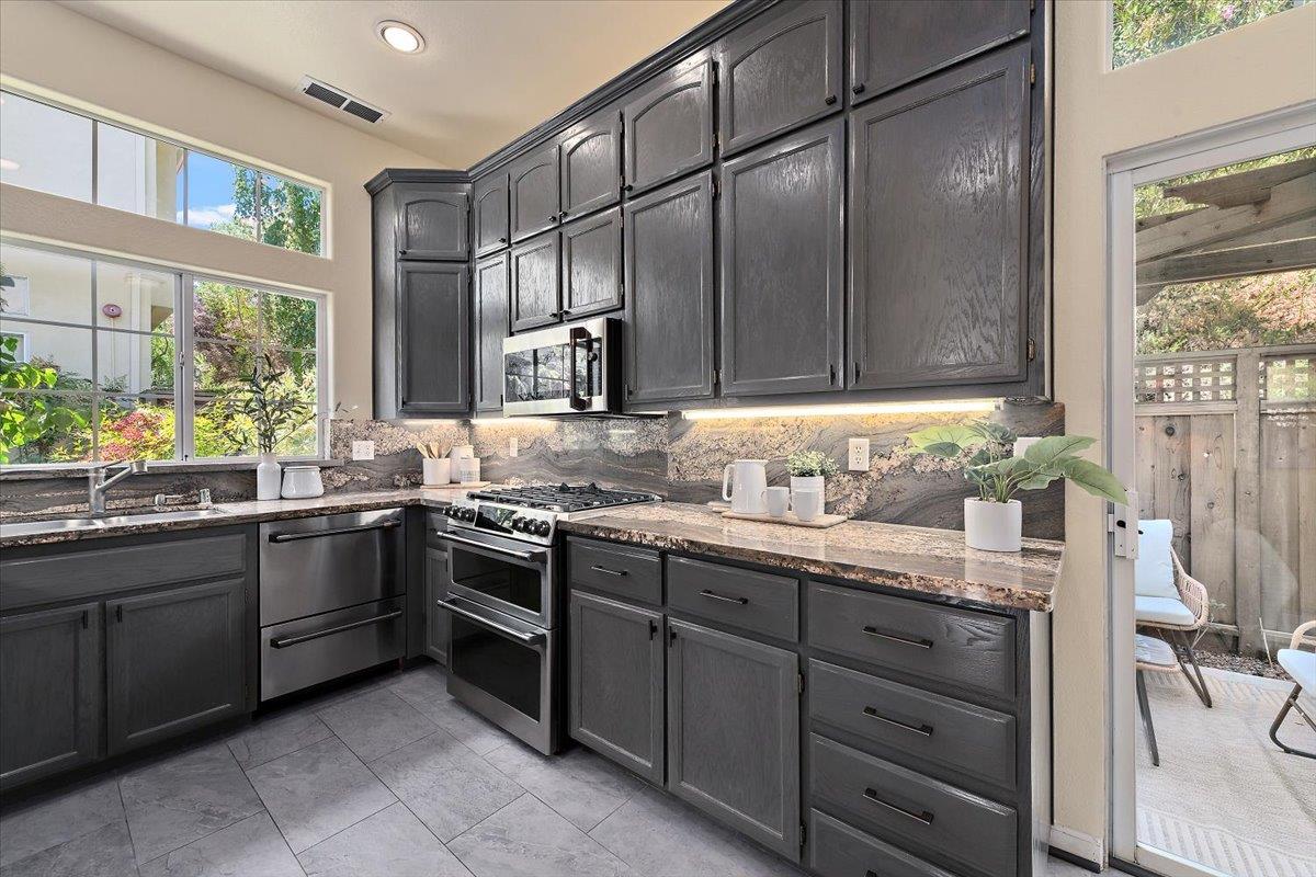 Detail Gallery Image 15 of 47 For 14 Arroyo View Cir, Belmont,  CA 94002 - 3 Beds | 2/1 Baths