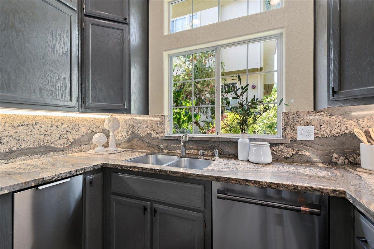 Detail Gallery Image 17 of 47 For 14 Arroyo View Cir, Belmont,  CA 94002 - 3 Beds | 2/1 Baths