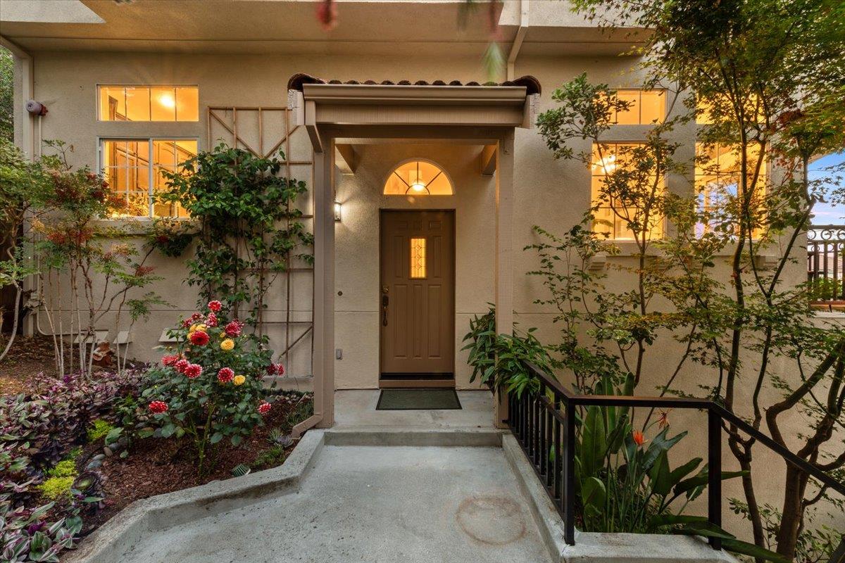 Detail Gallery Image 2 of 47 For 14 Arroyo View Cir, Belmont,  CA 94002 - 3 Beds | 2/1 Baths