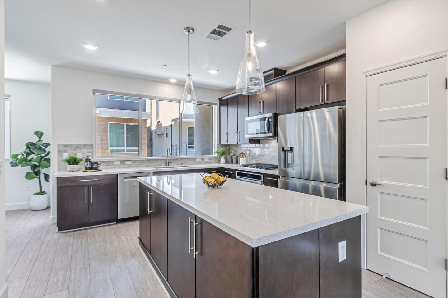 Detail Gallery Image 13 of 39 For 142 Agustin Narvaez St, San Jose,  CA 95136 - 4 Beds | 3/1 Baths