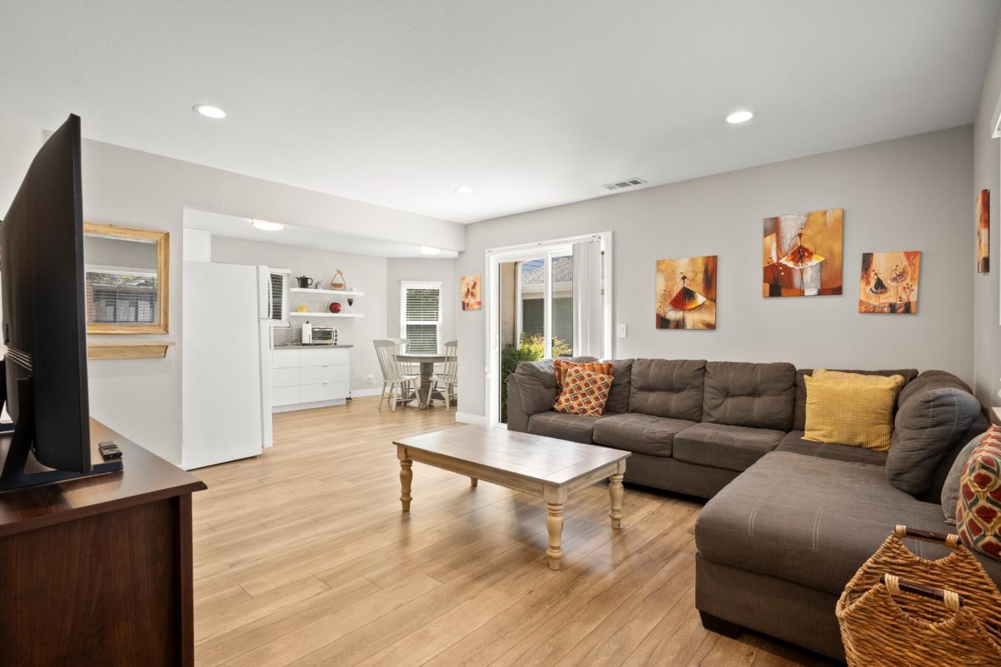 Detail Gallery Image 14 of 37 For 228 E Julian St, San Jose,  CA 95112 - 6 Beds | 4 Baths