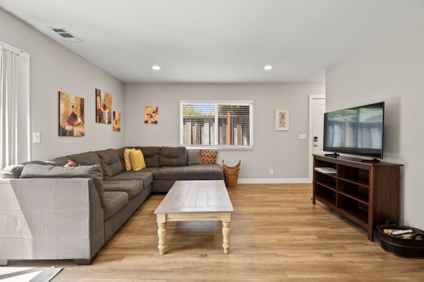 Detail Gallery Image 15 of 37 For 228 E Julian St, San Jose,  CA 95112 - 6 Beds | 4 Baths