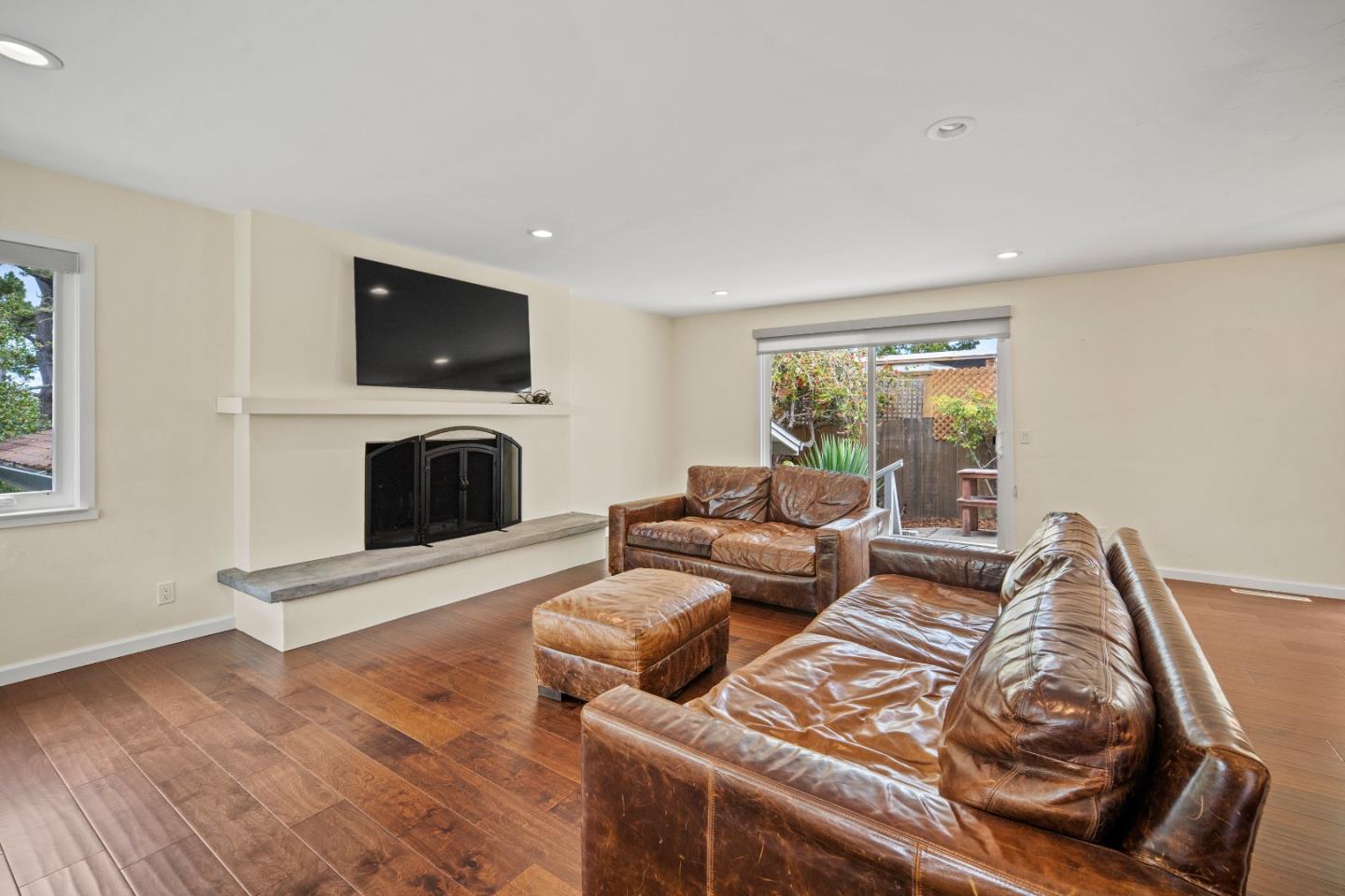 Detail Gallery Image 2 of 34 For 3380 San Luis Ave, Carmel,  CA 93923 - 3 Beds | 3 Baths