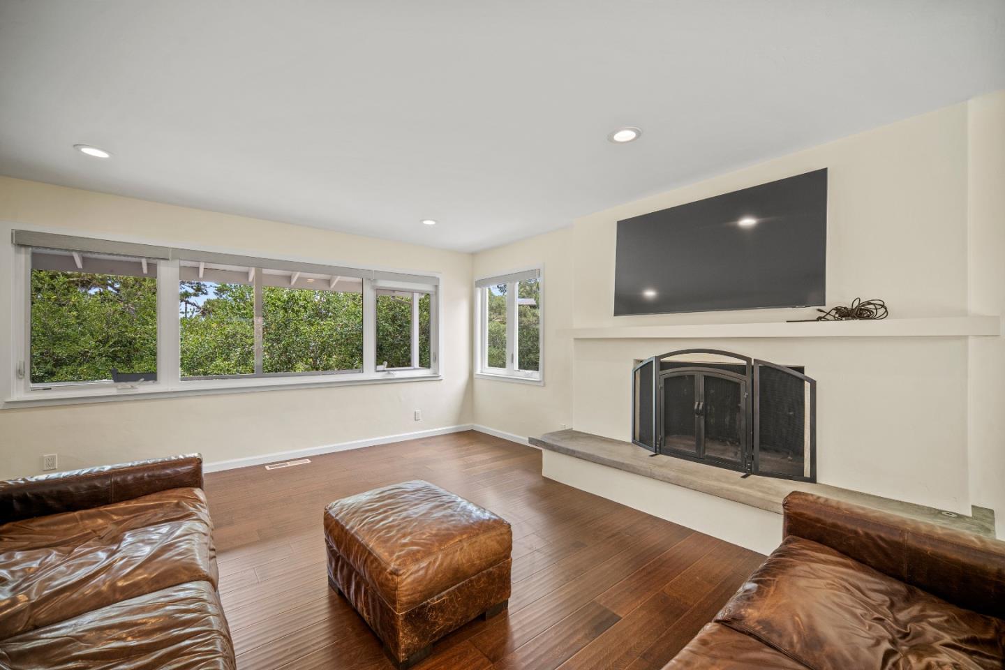 Detail Gallery Image 4 of 34 For 3380 San Luis Ave, Carmel,  CA 93923 - 3 Beds | 3 Baths