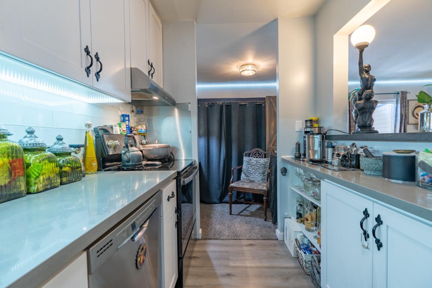 Detail Gallery Image 8 of 13 For 928 Peninsula Ave #201,  San Mateo,  CA 94401 - 1 Beds | 1 Baths