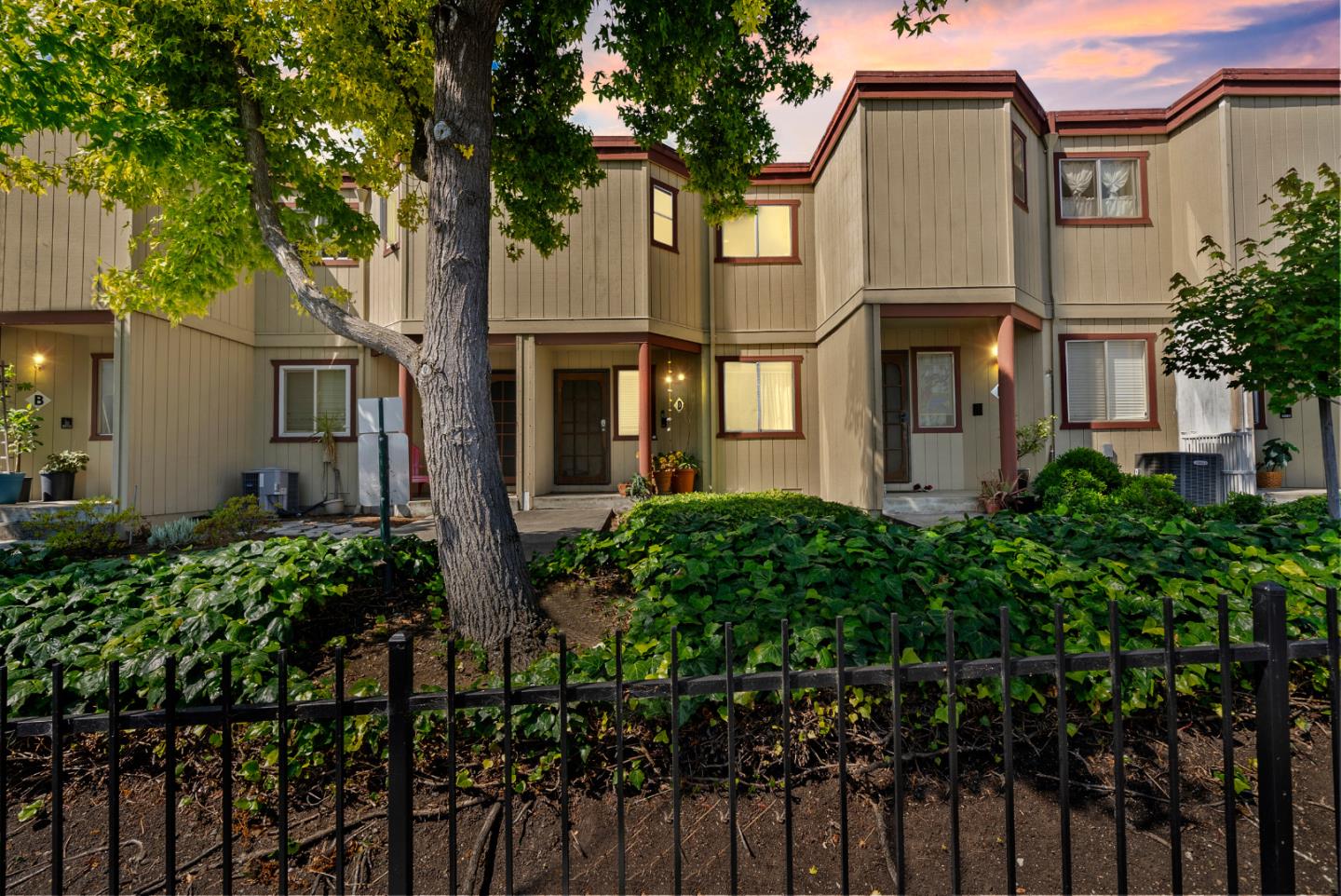 Detail Gallery Image 1 of 37 For 20917 Locust St #D,  Hayward,  CA 94541 - 2 Beds | 1/1 Baths