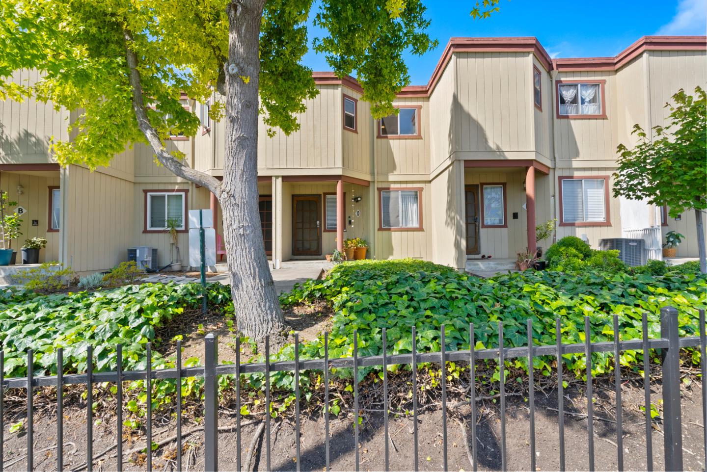 Detail Gallery Image 2 of 37 For 20917 Locust St #D,  Hayward,  CA 94541 - 2 Beds | 1/1 Baths