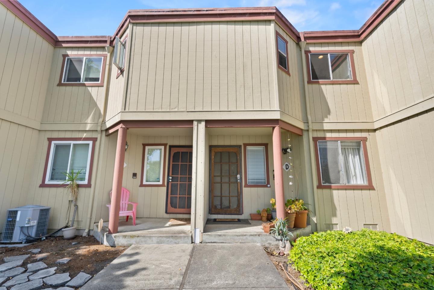 Detail Gallery Image 4 of 37 For 20917 Locust St #D,  Hayward,  CA 94541 - 2 Beds | 1/1 Baths