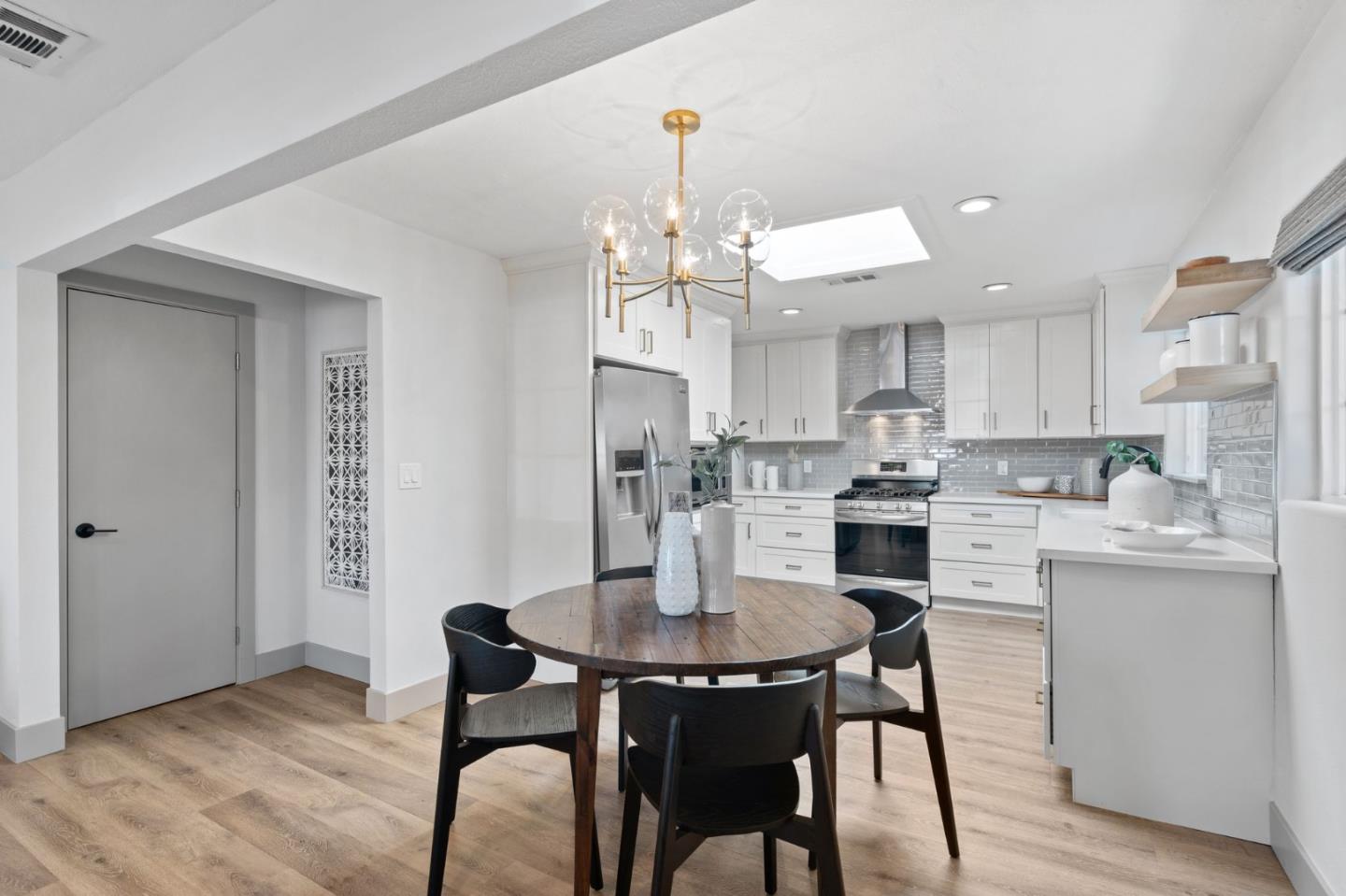 Detail Gallery Image 8 of 24 For 616 Douglas Ave, Redwood City,  CA 94063 - 2 Beds | 2 Baths