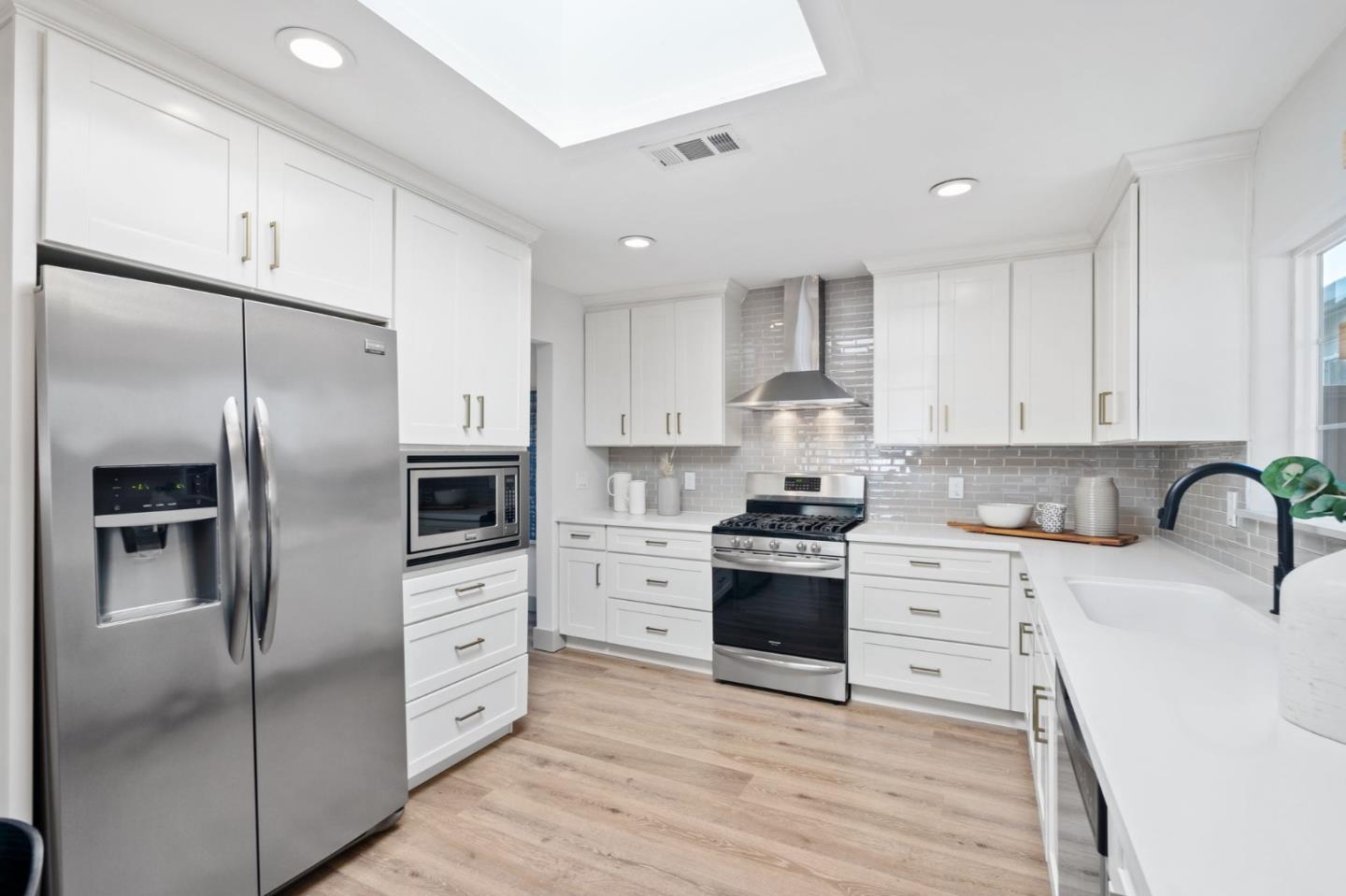 Detail Gallery Image 9 of 24 For 616 Douglas Ave, Redwood City,  CA 94063 - 2 Beds | 2 Baths