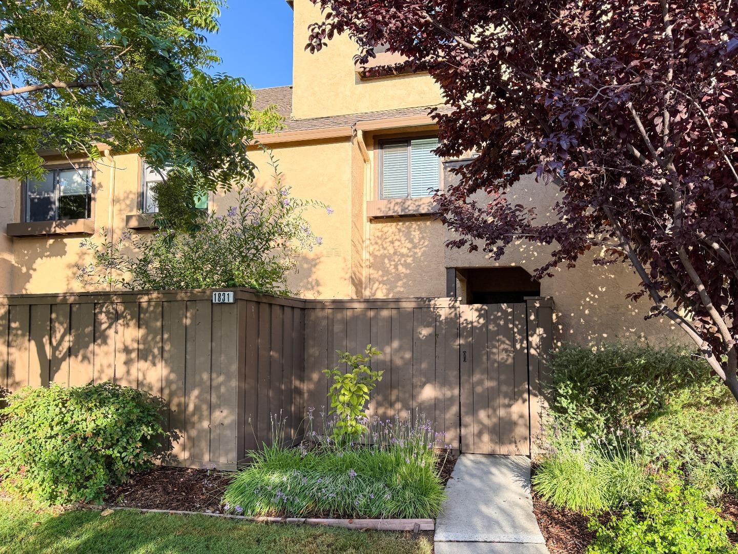 Detail Gallery Image 1 of 24 For 1831 Ashmeade Ct, San Jose,  CA 95125 - 2 Beds | 2 Baths