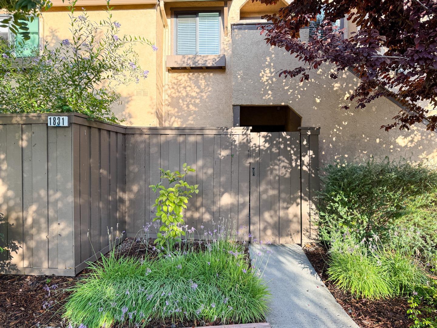 Detail Gallery Image 2 of 24 For 1831 Ashmeade Ct, San Jose,  CA 95125 - 2 Beds | 2 Baths