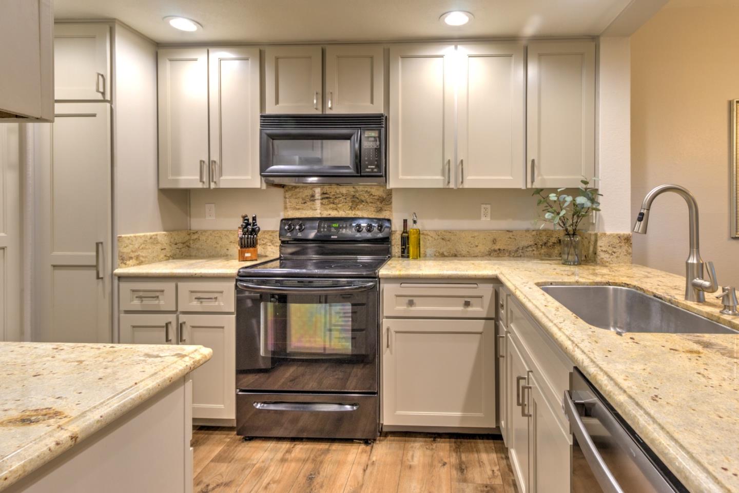 Detail Gallery Image 3 of 24 For 1831 Ashmeade Ct, San Jose,  CA 95125 - 2 Beds | 2 Baths