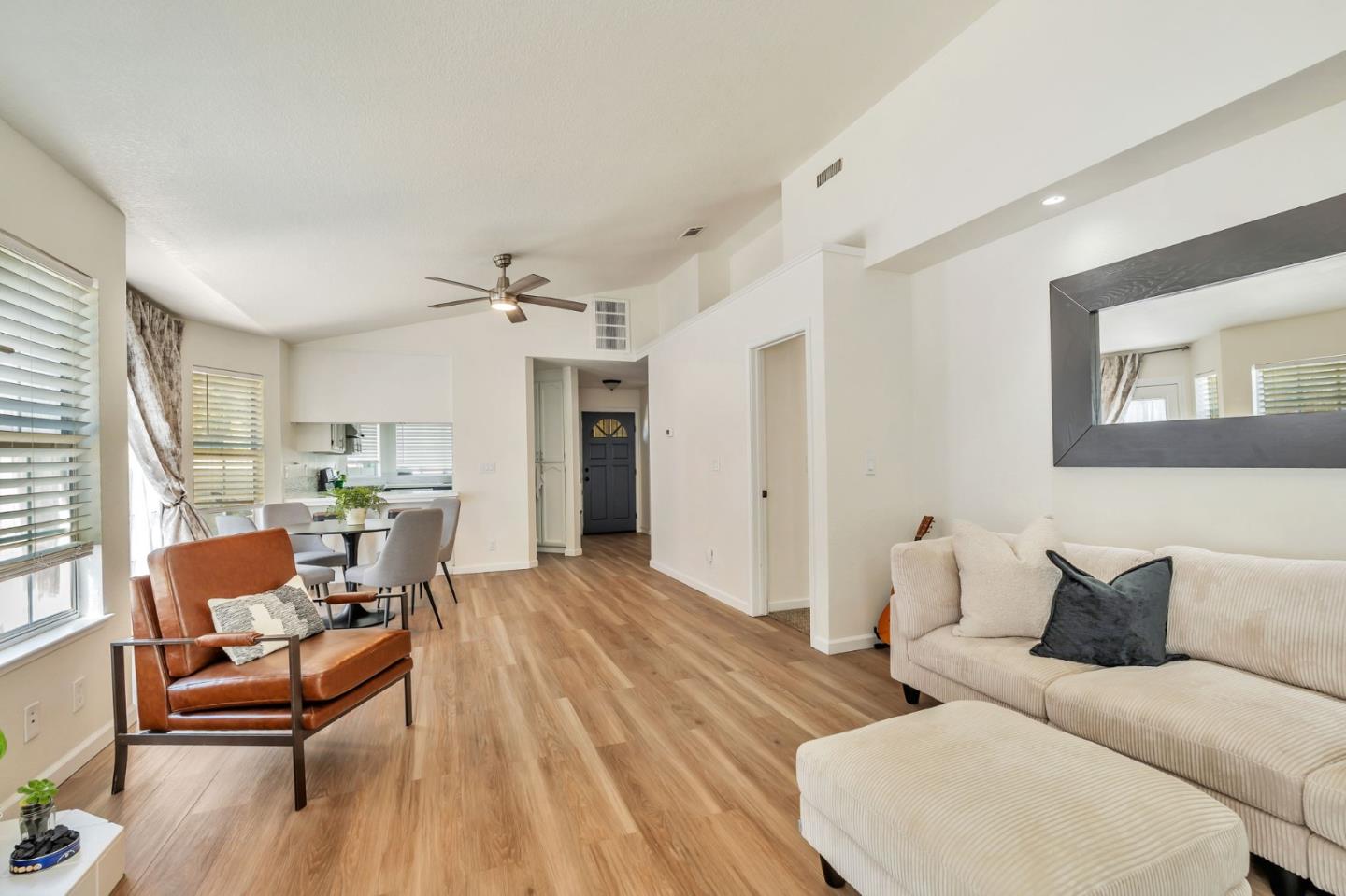 Detail Gallery Image 10 of 30 For 206 Laurelwood Cir, Manteca,  CA 95336 - 2 Beds | 2 Baths