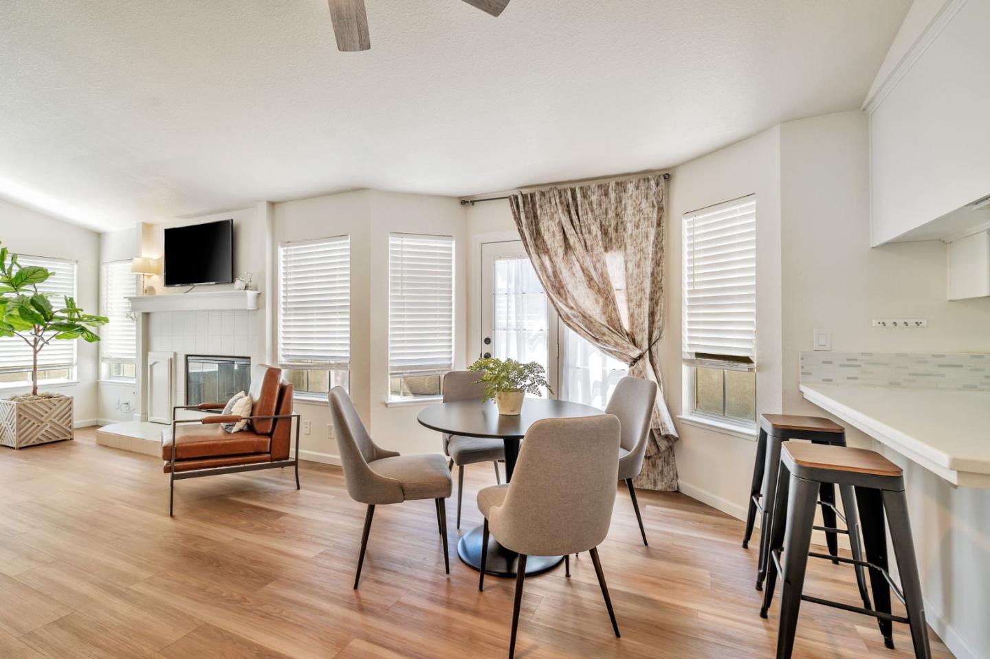 Detail Gallery Image 12 of 30 For 206 Laurelwood Cir, Manteca,  CA 95336 - 2 Beds | 2 Baths
