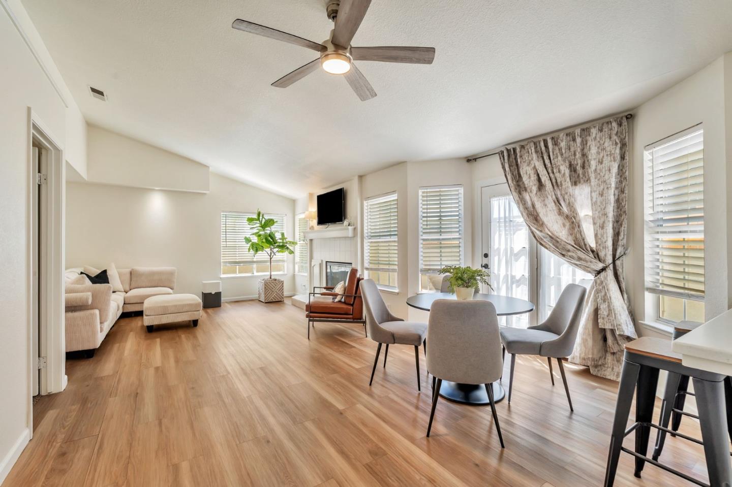 Detail Gallery Image 14 of 30 For 206 Laurelwood Cir, Manteca,  CA 95336 - 2 Beds | 2 Baths