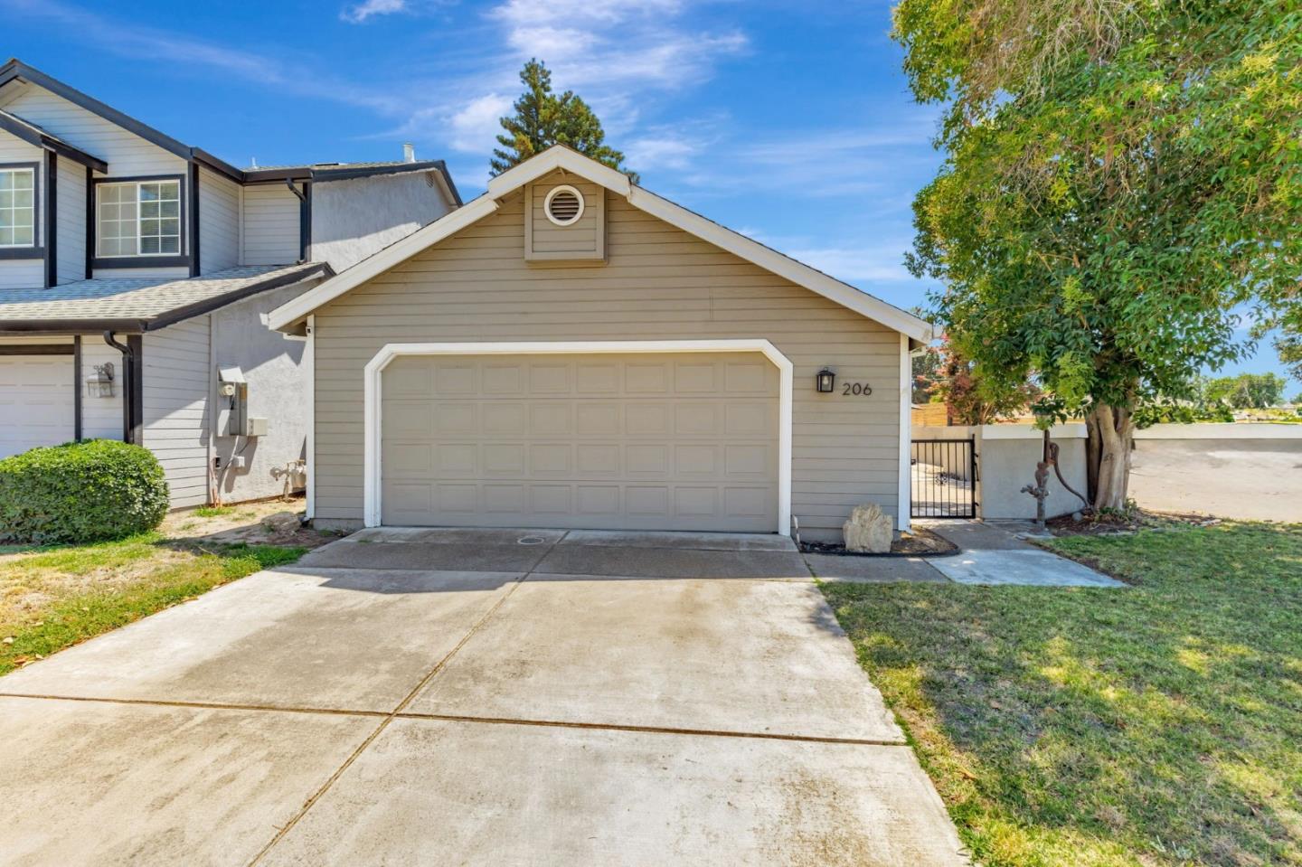 Detail Gallery Image 2 of 30 For 206 Laurelwood Cir, Manteca,  CA 95336 - 2 Beds | 2 Baths