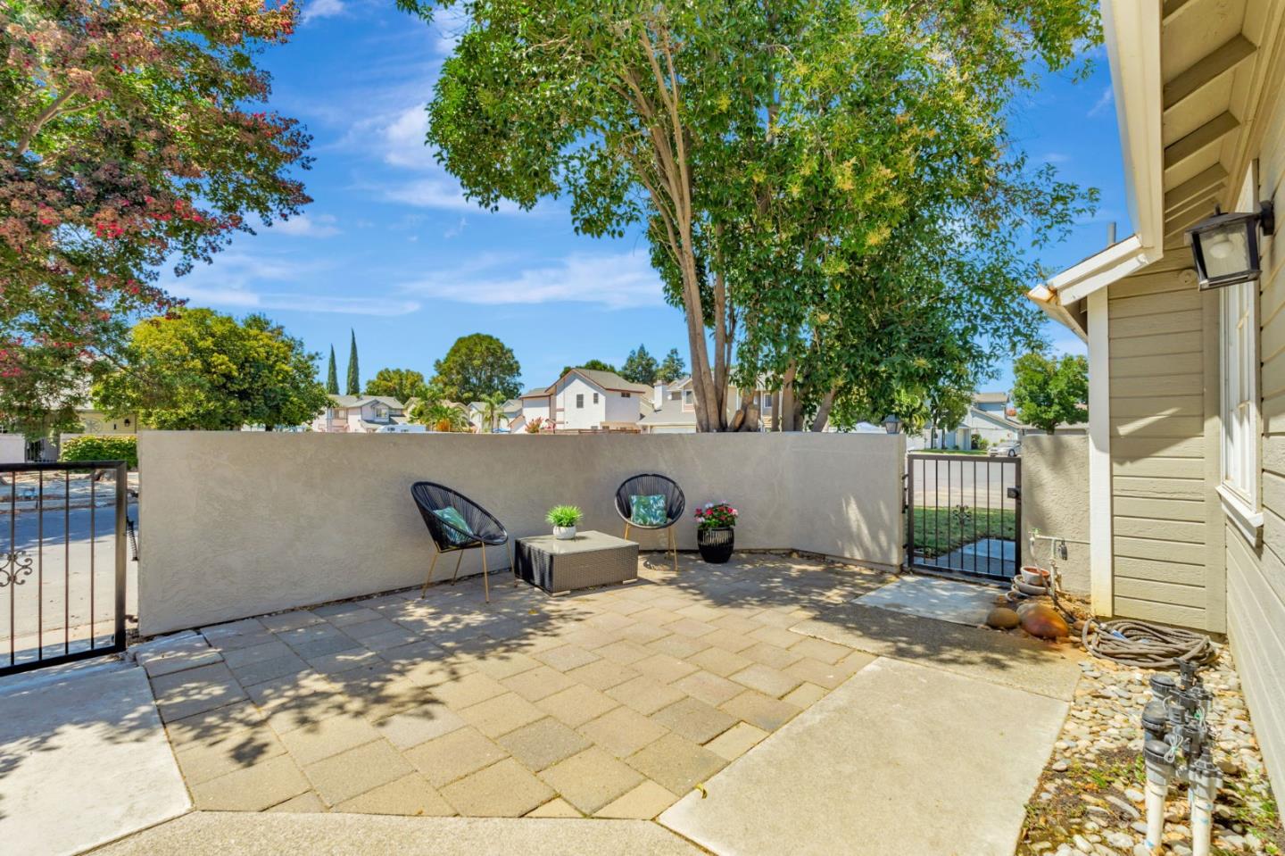 Detail Gallery Image 3 of 30 For 206 Laurelwood Cir, Manteca,  CA 95336 - 2 Beds | 2 Baths