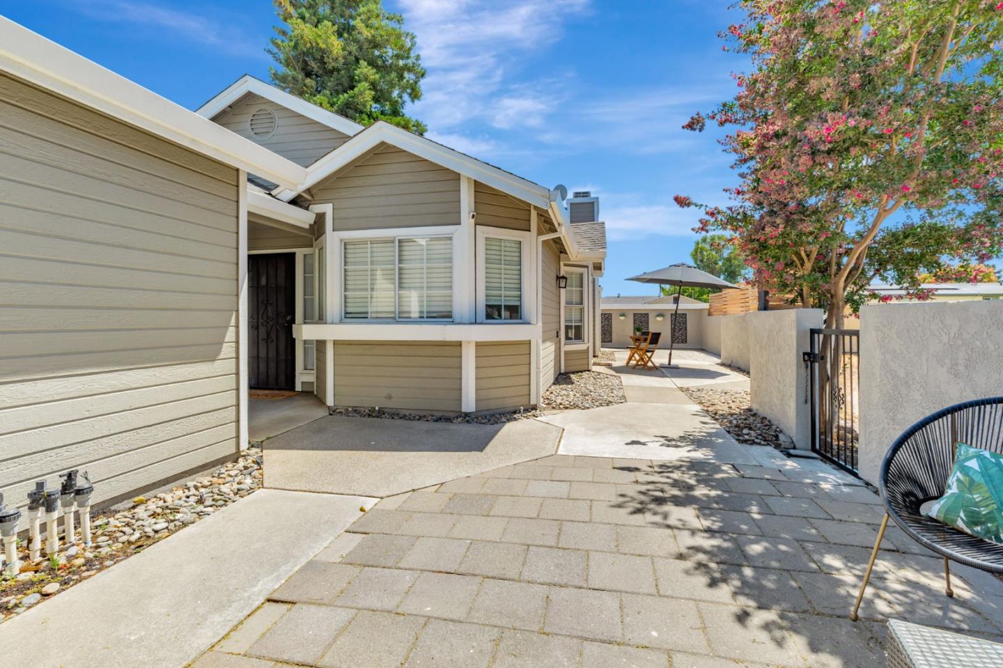 Detail Gallery Image 4 of 30 For 206 Laurelwood Cir, Manteca,  CA 95336 - 2 Beds | 2 Baths