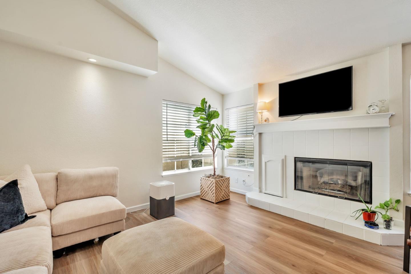 Detail Gallery Image 8 of 30 For 206 Laurelwood Cir, Manteca,  CA 95336 - 2 Beds | 2 Baths