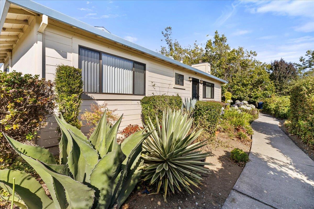 Detail Gallery Image 2 of 25 For 201 Silver Leaf Dr a,  Watsonville,  CA 95076 - 2 Beds | 1/1 Baths
