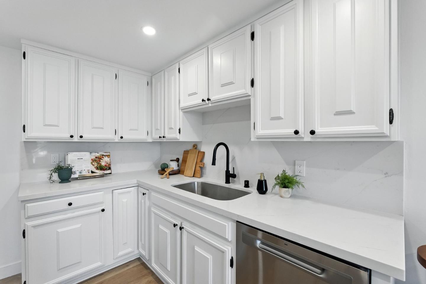 Detail Gallery Image 9 of 33 For 30 Mounds Rd #206,  San Mateo,  CA 94402 - 2 Beds | 2 Baths