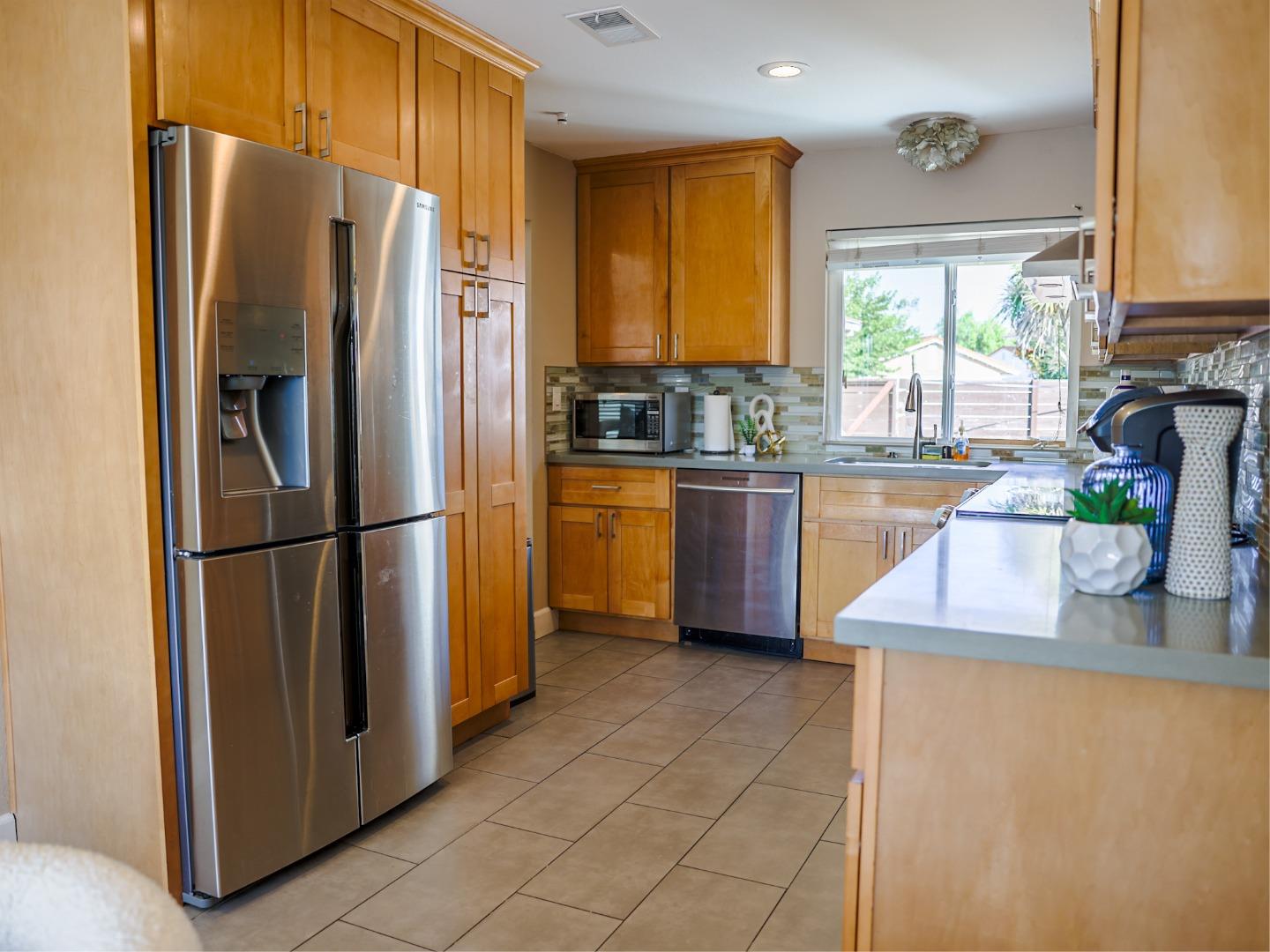 Detail Gallery Image 7 of 24 For 27941 Emerson Ave, Hayward,  CA 94545 - 3 Beds | 2 Baths