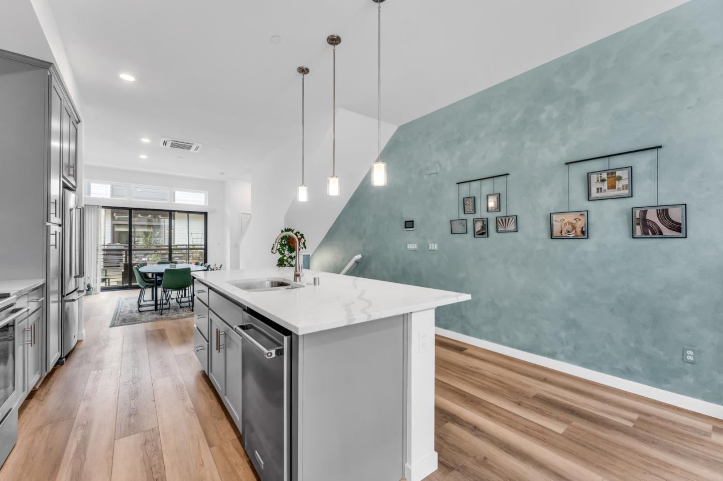Detail Gallery Image 10 of 39 For 133 Waters Park Cir, San Mateo,  CA 94403 - 2 Beds | 2/1 Baths