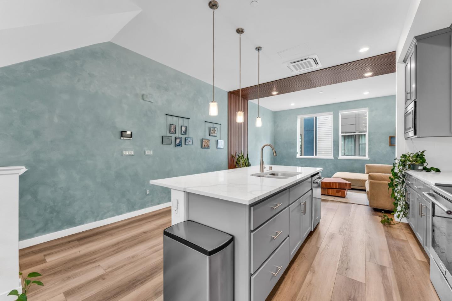 Detail Gallery Image 11 of 39 For 133 Waters Park Cir, San Mateo,  CA 94403 - 2 Beds | 2/1 Baths