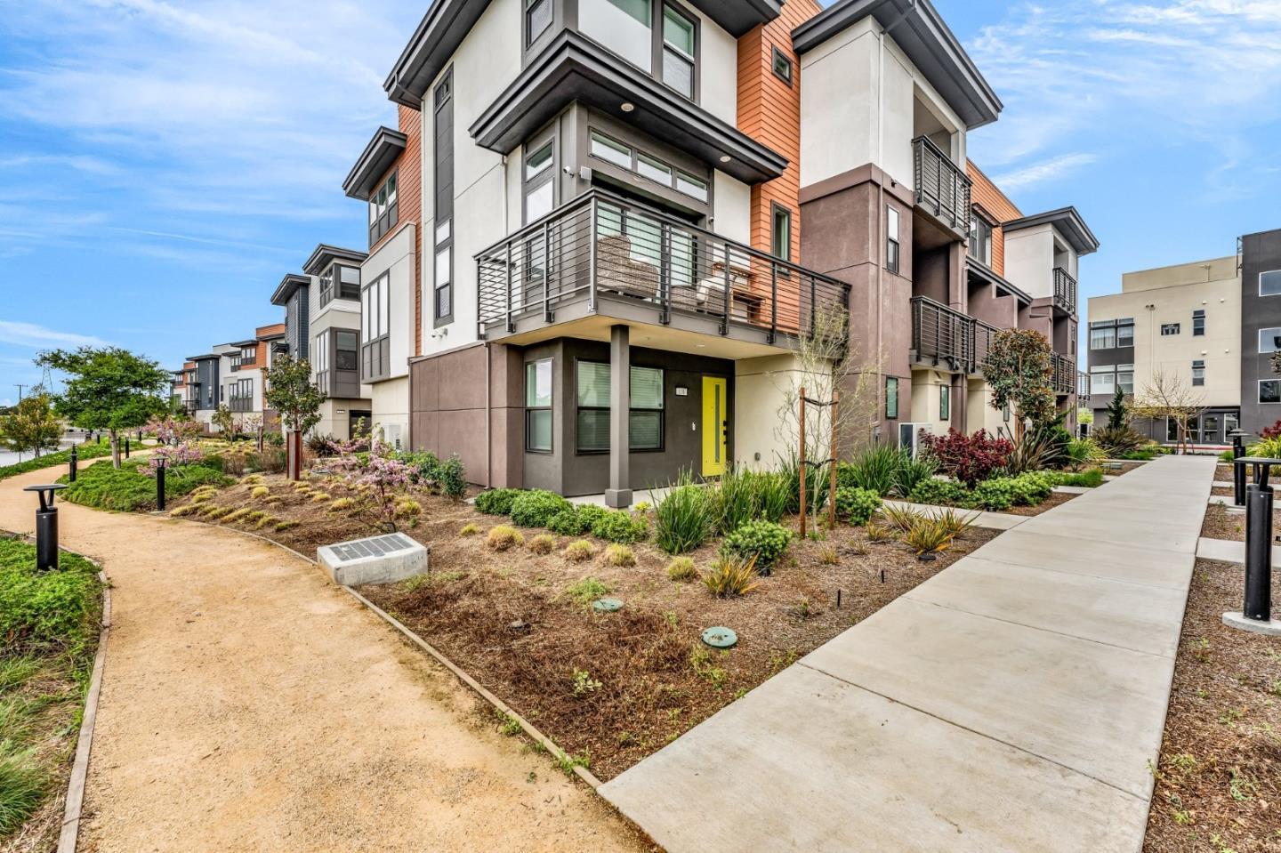 Detail Gallery Image 3 of 39 For 133 Waters Park Cir, San Mateo,  CA 94403 - 2 Beds | 2/1 Baths