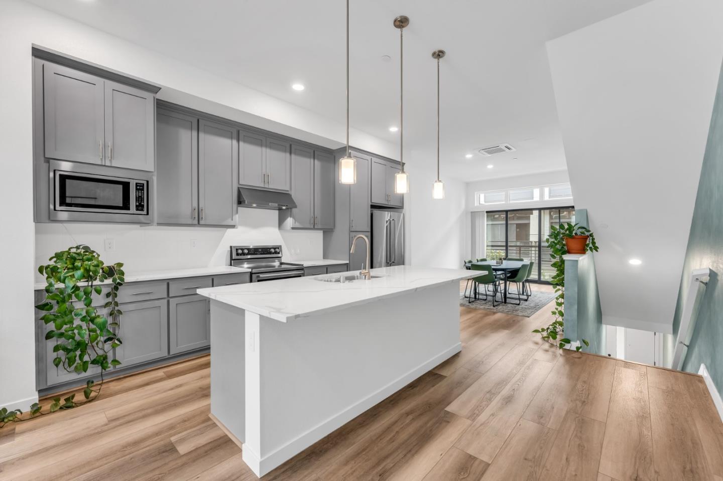 Detail Gallery Image 6 of 39 For 133 Waters Park Cir, San Mateo,  CA 94403 - 2 Beds | 2/1 Baths