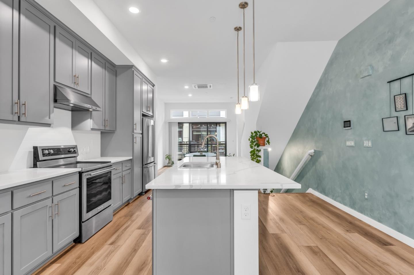 Detail Gallery Image 9 of 39 For 133 Waters Park Cir, San Mateo,  CA 94403 - 2 Beds | 2/1 Baths