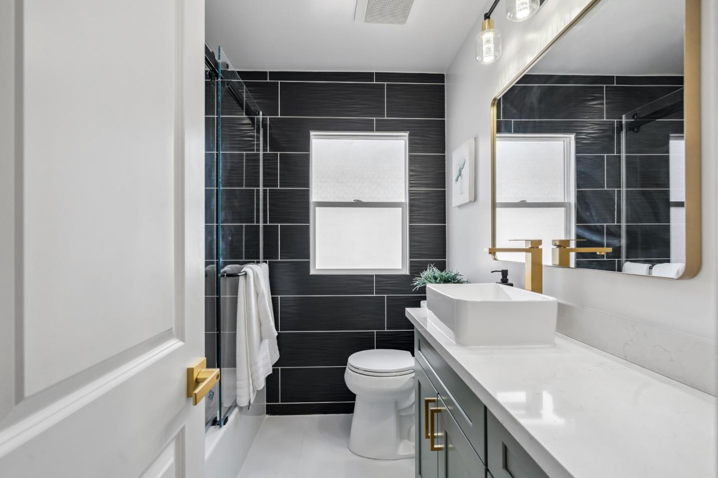 Detail Gallery Image 13 of 22 For 2761 75th Ave, Oakland,  CA 94605 - 2 Beds | 1 Baths
