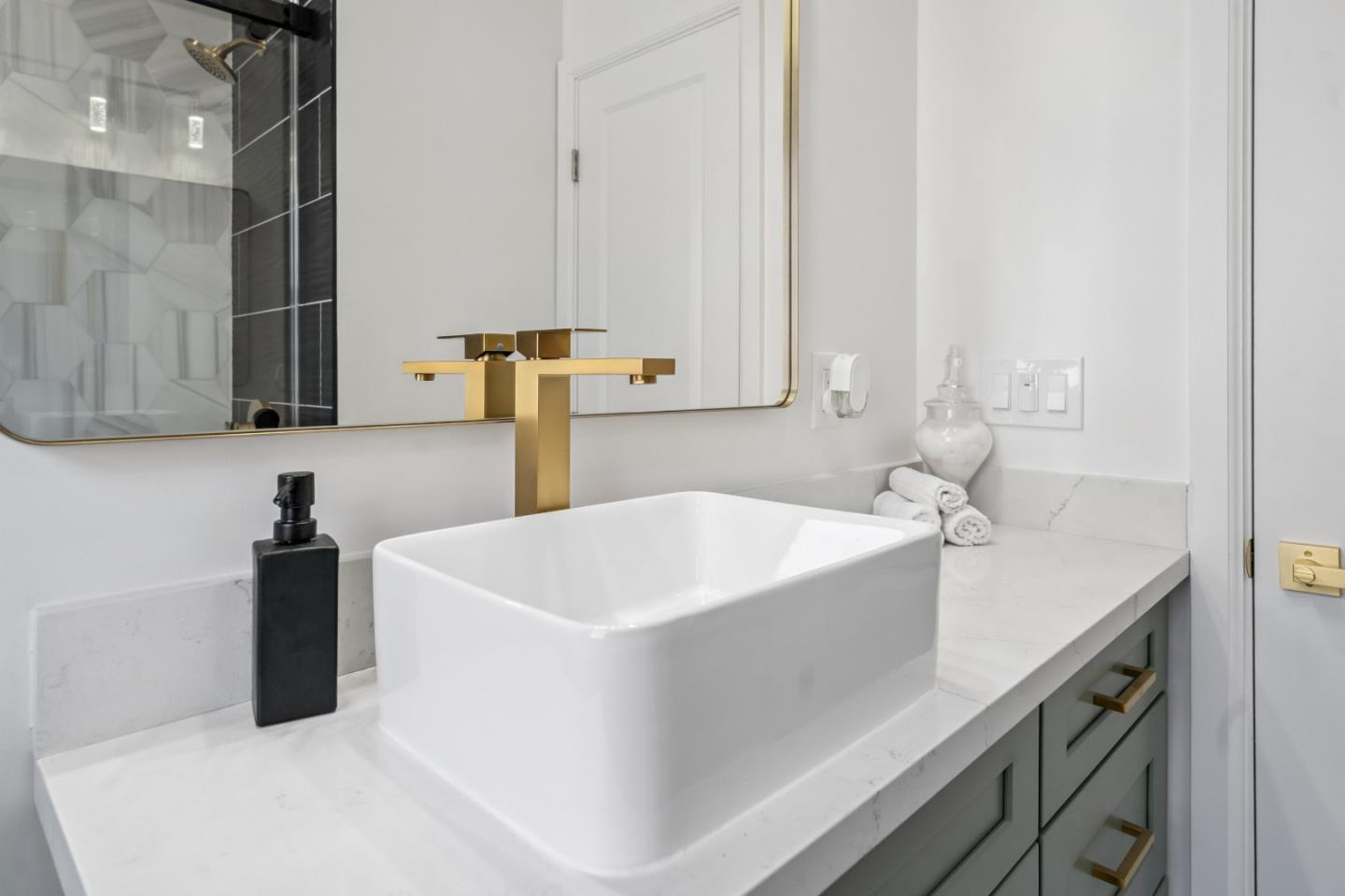 Detail Gallery Image 14 of 22 For 2761 75th Ave, Oakland,  CA 94605 - 2 Beds | 1 Baths
