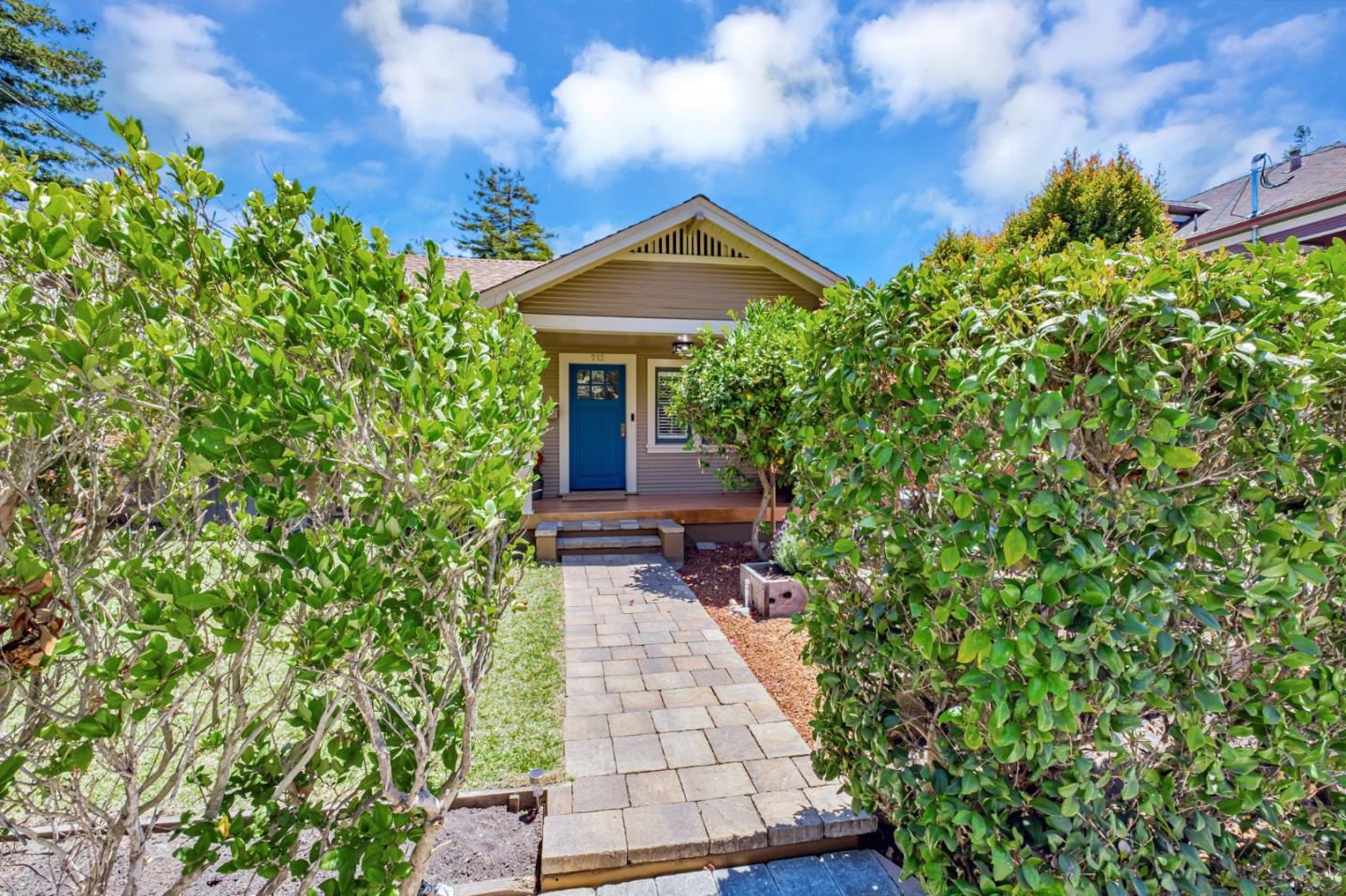 Detail Gallery Image 3 of 46 For 712 California St, Santa Cruz,  CA 95060 - 3 Beds | 2 Baths