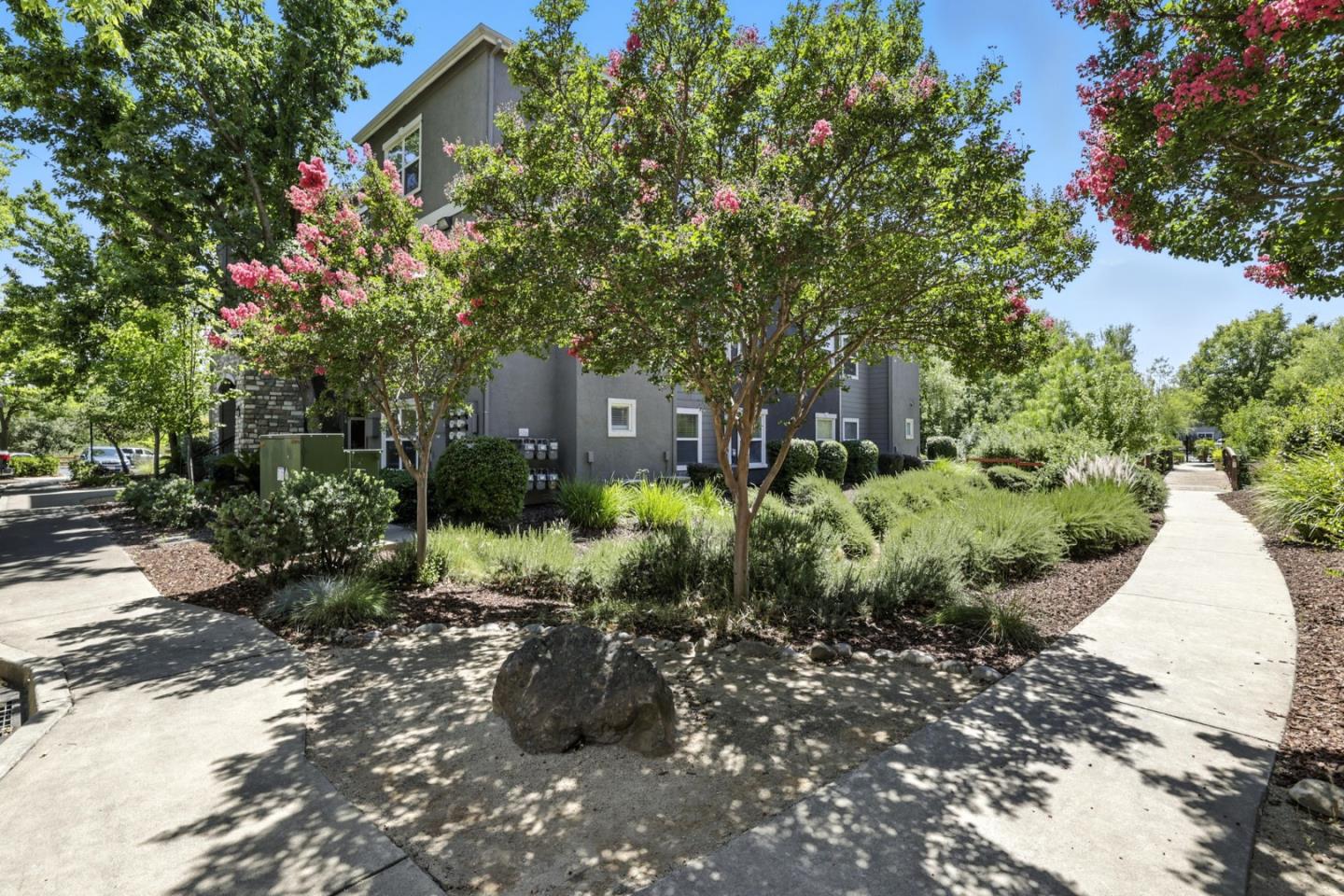 Detail Gallery Image 3 of 38 For 8434 Walerga Rd #1011,  Antelope,  CA 95843 - 3 Beds | 2 Baths