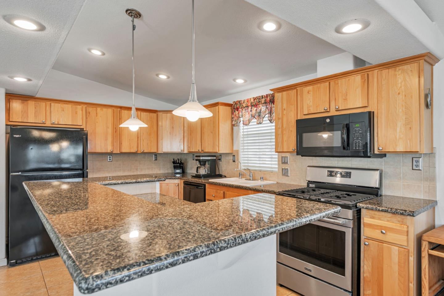 Detail Gallery Image 12 of 36 For 1085 Tasman Dr #405,  Sunnyvale,  CA 94089 - 3 Beds | 2 Baths