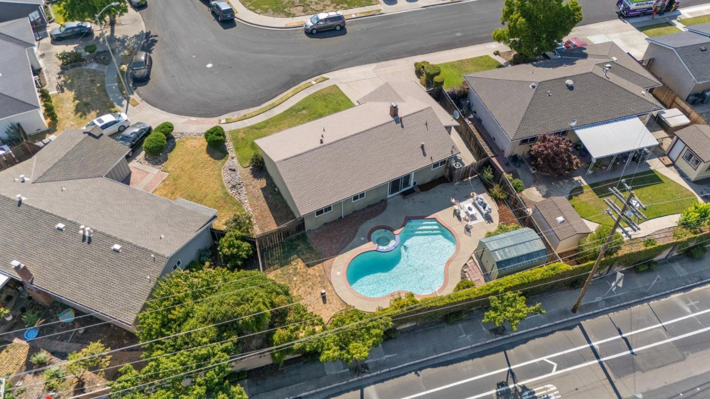 Detail Gallery Image 8 of 45 For 7527 Sutton Ln, Dublin,  CA 94568 - 3 Beds | 2 Baths