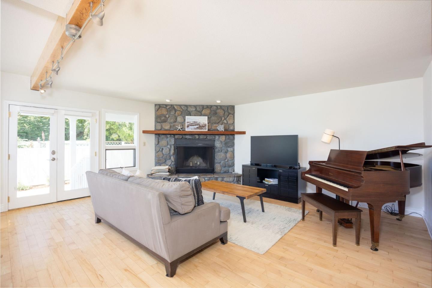 Detail Gallery Image 5 of 62 For 139 Santa Ana St, El Granada,  CA 94018 - 3 Beds | 2/1 Baths