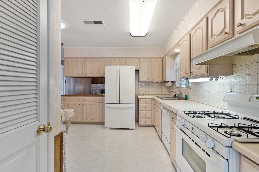 Detail Gallery Image 15 of 44 For 582 E Alvin Dr, Salinas,  CA 93906 - 3 Beds | 2 Baths