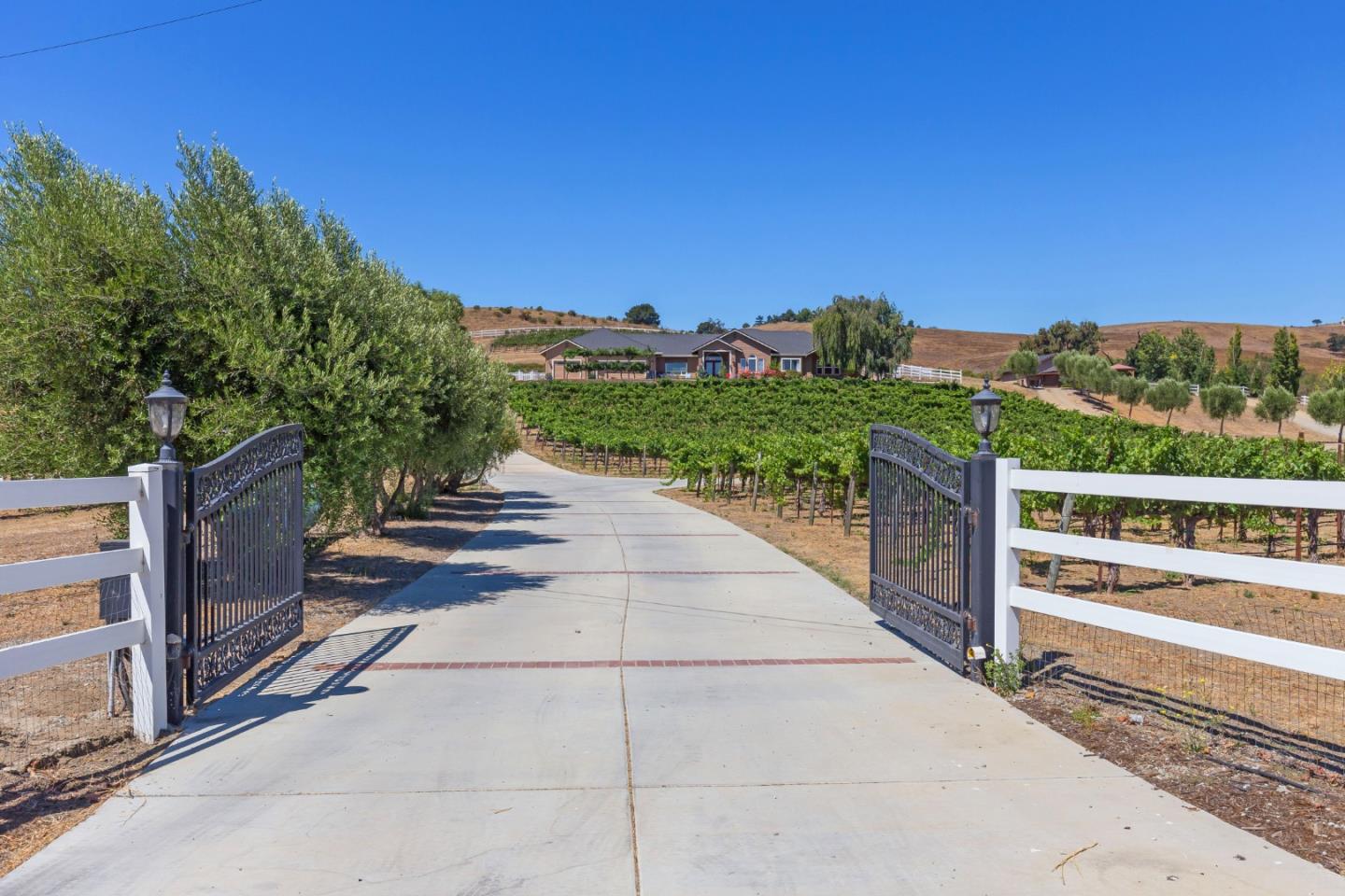 Detail Gallery Image 14 of 65 For 741 Riverside Rd, Hollister,  CA 95023 - 5 Beds | 3/1 Baths