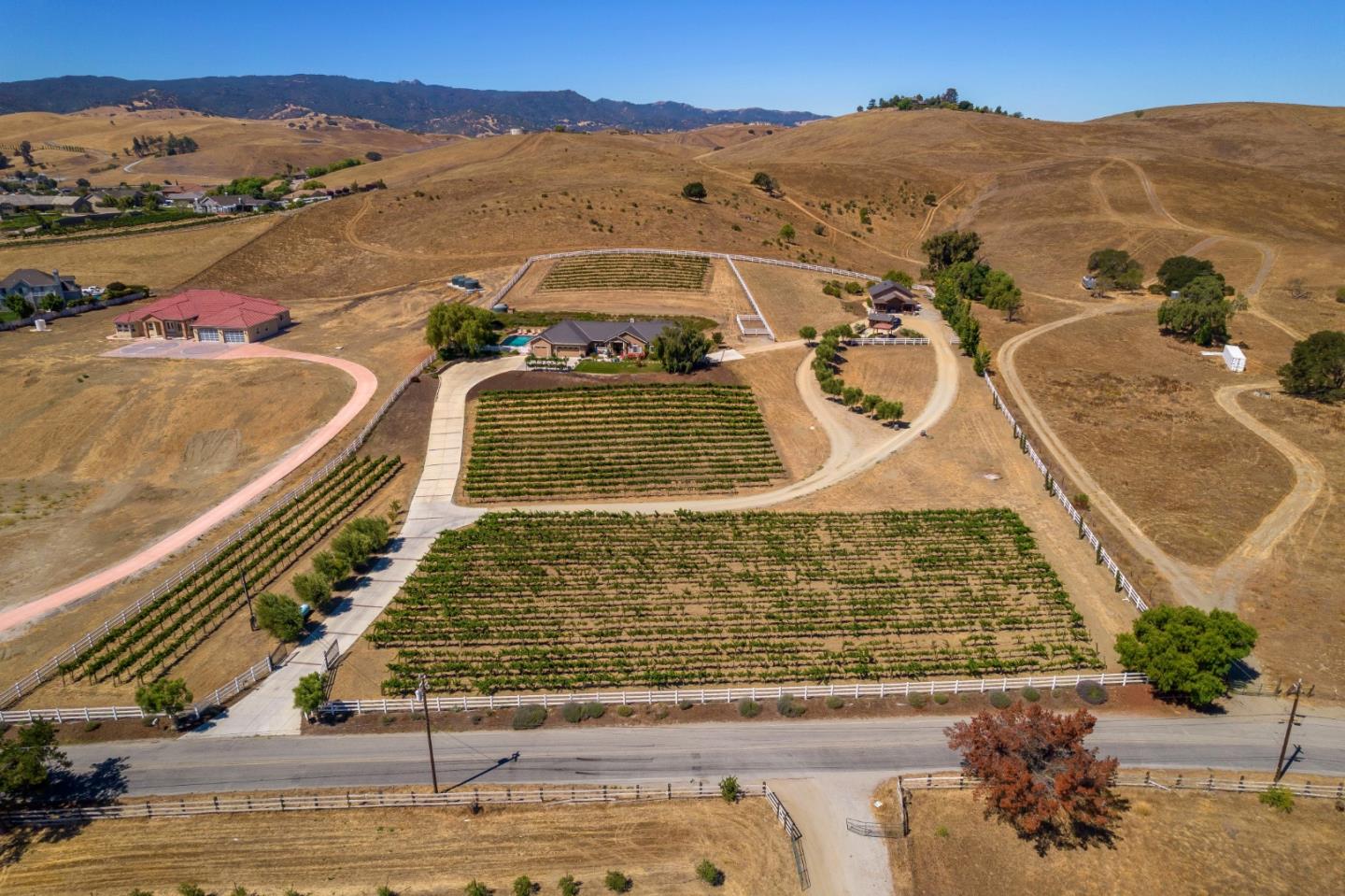 Detail Gallery Image 5 of 65 For 741 Riverside Rd, Hollister,  CA 95023 - 5 Beds | 3/1 Baths