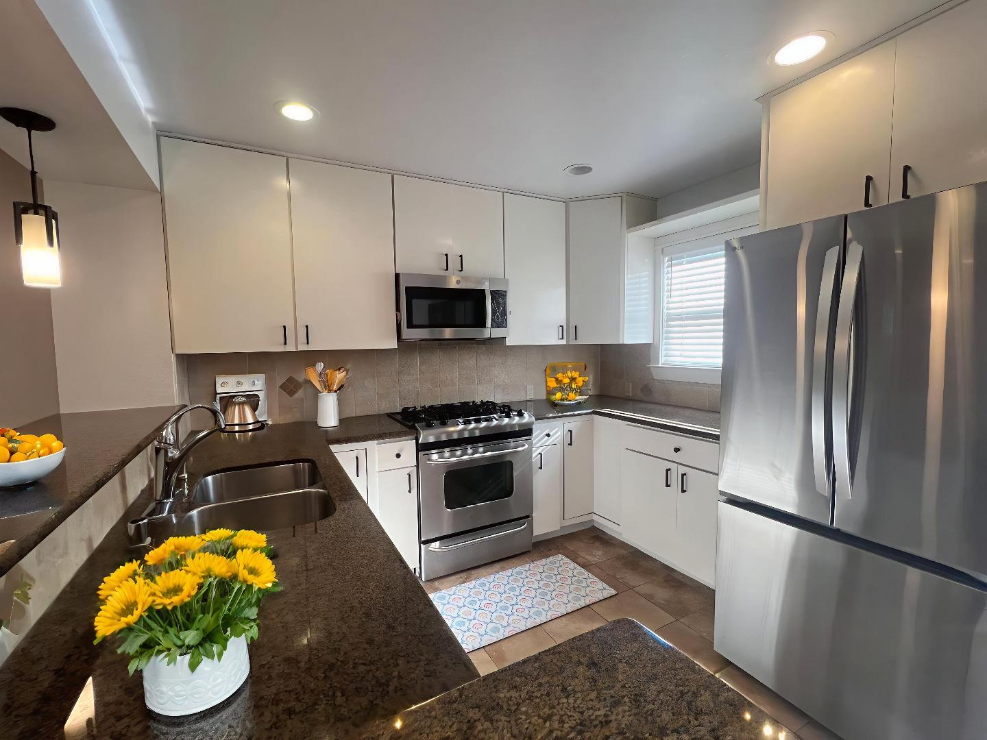 Detail Gallery Image 2 of 18 For 865 Carlisle Way #130,  Sunnyvale,  CA 94087 - 2 Beds | 2/1 Baths